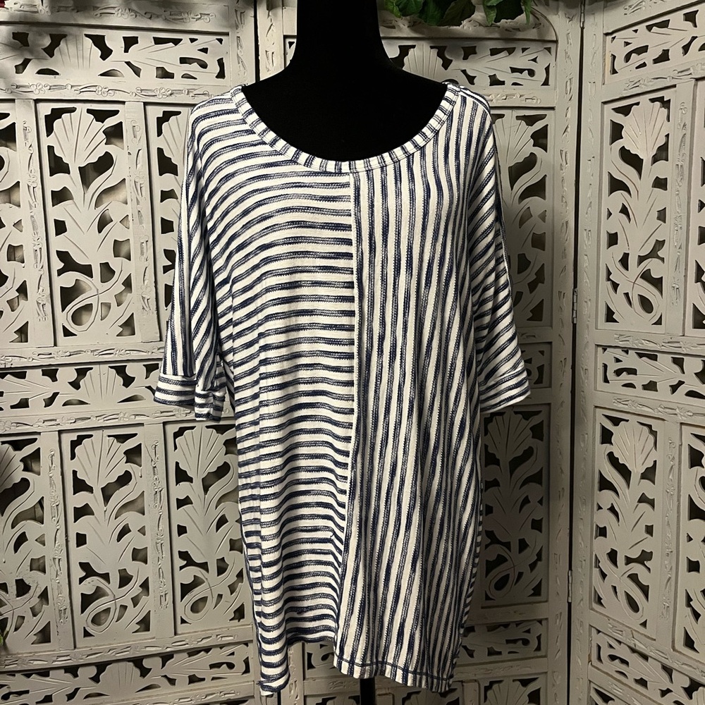 PASSPORTS NAUTICAL NAVY BLUE & WHITE DUELING STRIPES STRETCHY SHORT SLEEVE TOP